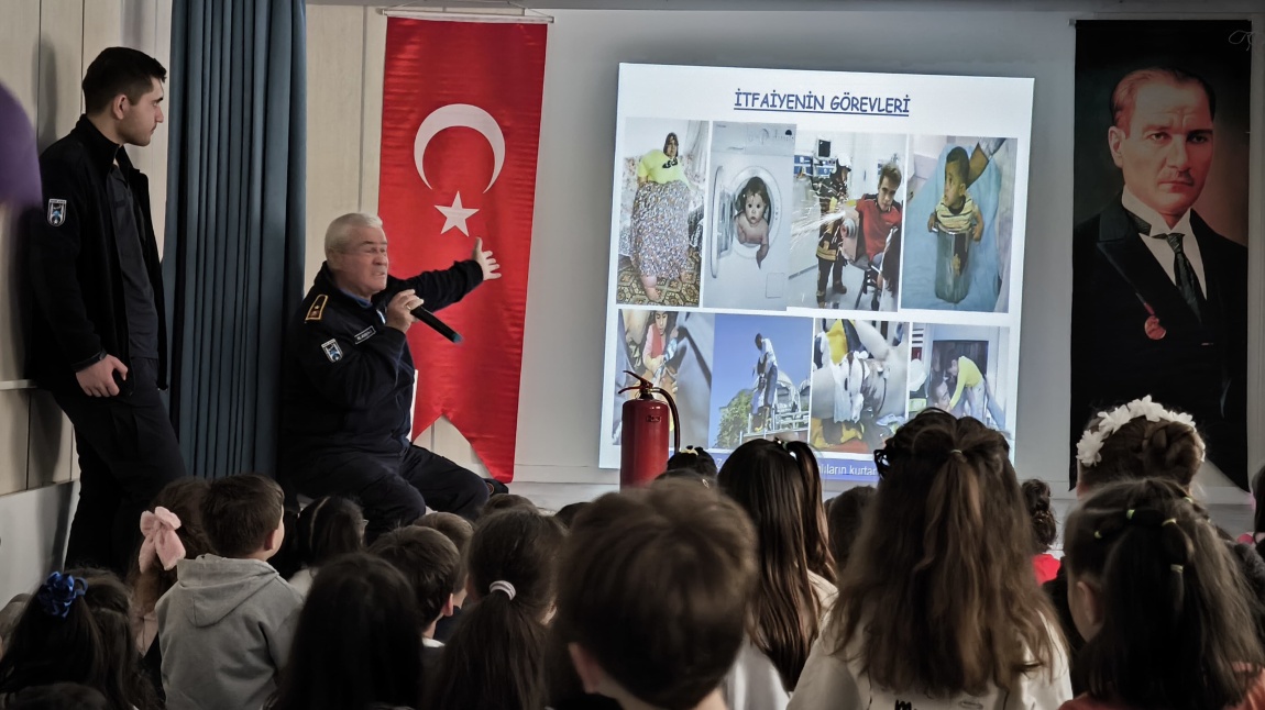 Okulumuzda İtfaiye Eğitim Şube Müdürlüğünden gelen  yetkililerin katılımıyla yangın eğitimi ve tatbikatı yapıldı.